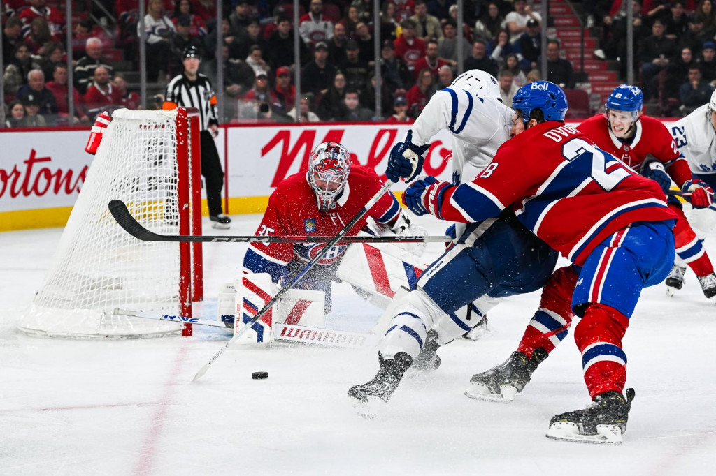 Brankár Montrealu Canadiens Sam Montembeault (35) zachraňuje pravé krídlo Toronta Maple Leafs William Nylander (88). FOTO: Reuters