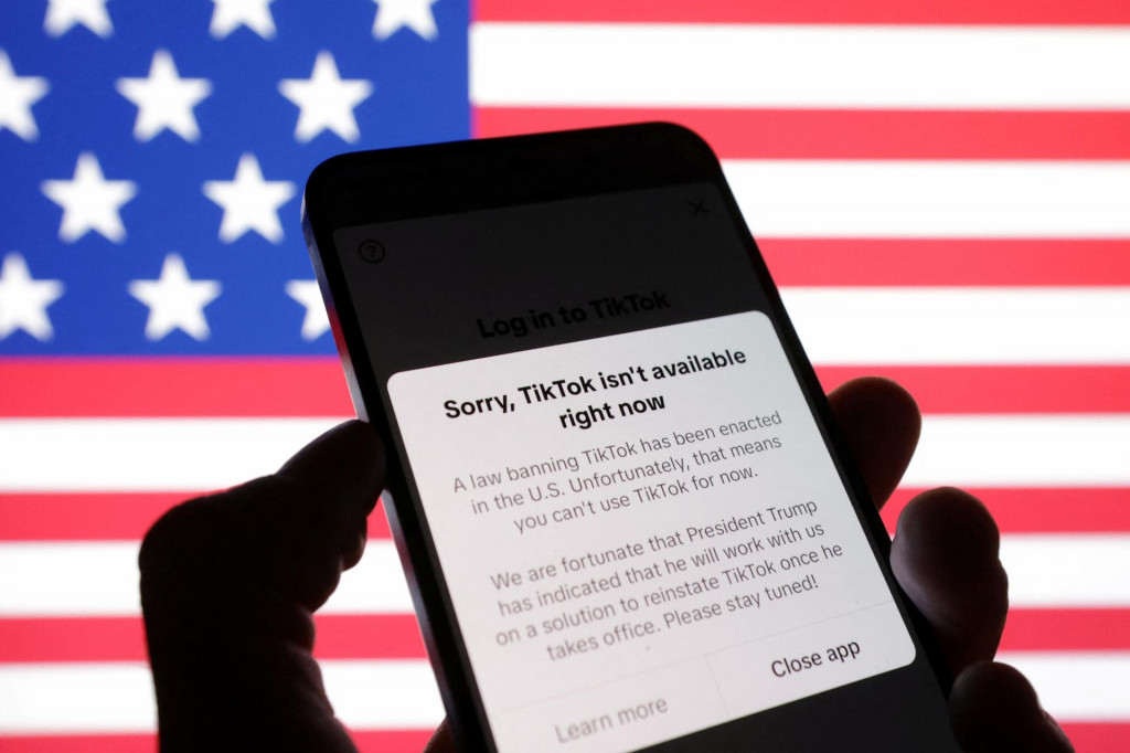 Vlajka USA a aplikácia TikTok so správou „Je nám ľúto, TikTok momentálne nie je k dispozícii“. FOTO: REuters