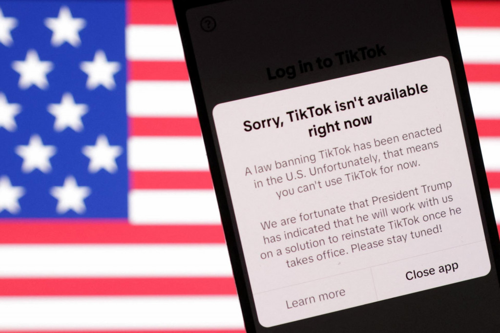 Vlajka USA a aplikácia TikTok so správou „Prepáčte, TikTok nie je momentálne k dispozícii“. FOTO: Reuters
