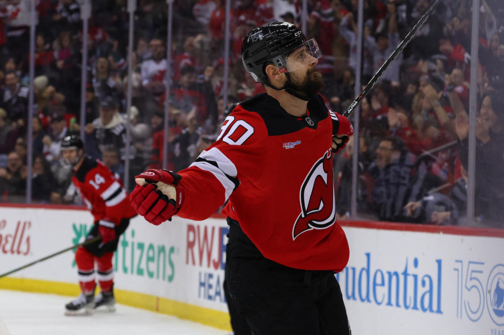 Ľavé krídlo New Jersey Devils Tomáš Tatar (90) oslavuje gól proti Ottawe Senators. FOTO: Reuters