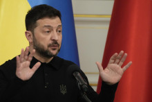 JB 43 Varšava - Ukrajinský prezident Volodymyr Zelenskyj rozpráva počas spoločnej tlačovej konferencie s poľským prezidentom Andrzejom Dudom (nie je na snímke) po ich stretnutí vo Varšave 15. januára 2025. Zelenskyj dnes pricestoval do Poľska, ktoré 1. januára prevzalo šesťmesačné rotujúce predsedníctvo v Rade EÚ. FOTO TASR/AP

Ukrainian President Volodymyr Zelenskyy speaks during a joint news conference after talks with his Polish counterpart Andrzej Duda in Warsaw, Poland, on Wednesday, Jan. 15, 2025. (AP Photo/Czarek Sokolowski) FOTO: Czarek Sokolowski