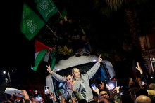 Oslobodený palestínsky väzeň v rámci dohody o prímerí v Gaze medzi Hamasom a Izraelom. FOTO: Reuters