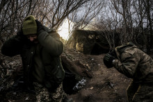 Ukrajinskí vojaci strieľajú zo samohybnej húfnice neďaleko mesta Časiv Jar v Doneckej oblasti na Ukrajine. FOTO: Reuters/Ukrajinské ozbrojené sily