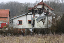 Pohotovostný personál zasahuje v poškodenom opatrovateľskom dome na predmestí srbskej metropoly Belehrad, kde vypukol požiar. FOTO: Reuters