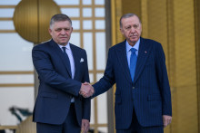 Na snímke zľava premiér Robert Fico a turecký prezident Recep Tayyip Erdogan si podávajú ruky počas uvítacej ceremónie v Ankare. FOTO: TASR/Jaroslav Novák