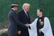 Novozvolený prezident USA Donald Trump a jeho manželka Melania prichádzajú na bohoslužbu do kostola neďaleko Bieleho domu. FOTO: Reuters