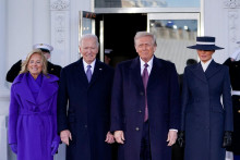 Aktuálny prezident a budúca hlava štátu pred inauguráciou pózujú s manželkami.

FOTO: REUTERS