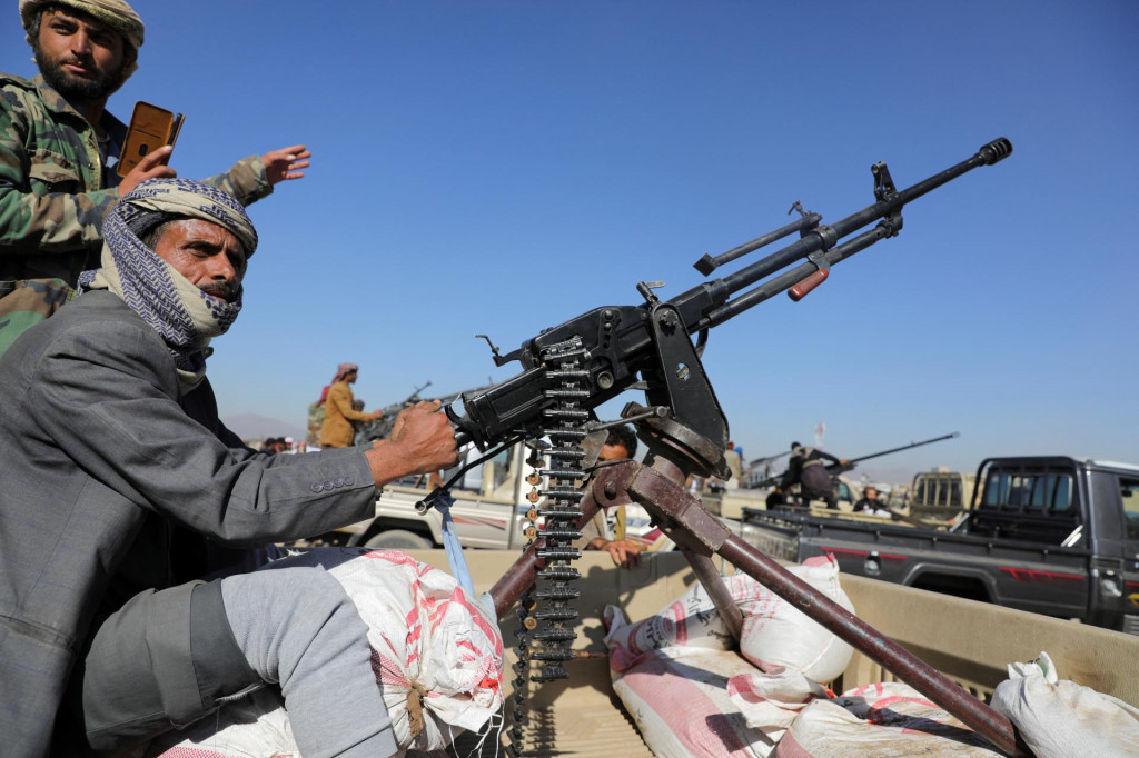 Ozbrojený kmeňový príslušník húsíovcov drží samopal počas zhromaždenia na podporu Palestínčanov v Pásme Gazy. FOTO: Reuters