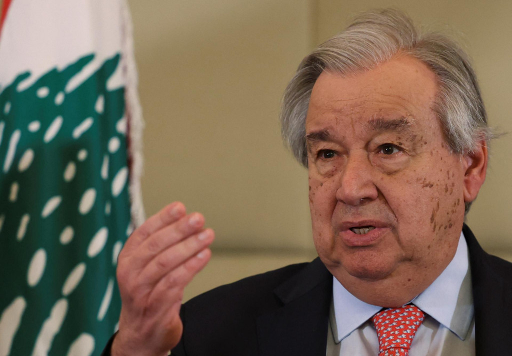 Generálny tajomník OSN Antonio Guterres sa zúčastňuje tlačovej konferencie v hoteli Movenpick v Bejrúte v Libanone. FOTO: Reuters