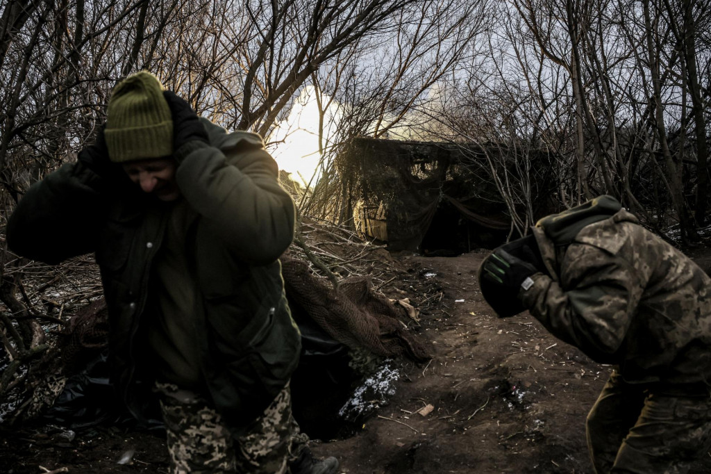 Ukrajinskí vojaci strieľajú zo samohybnej húfnice neďaleko mesta Časiv Jar v Doneckej oblasti na Ukrajine. FOTO: Reuters/Ukrajinské ozbrojené sily