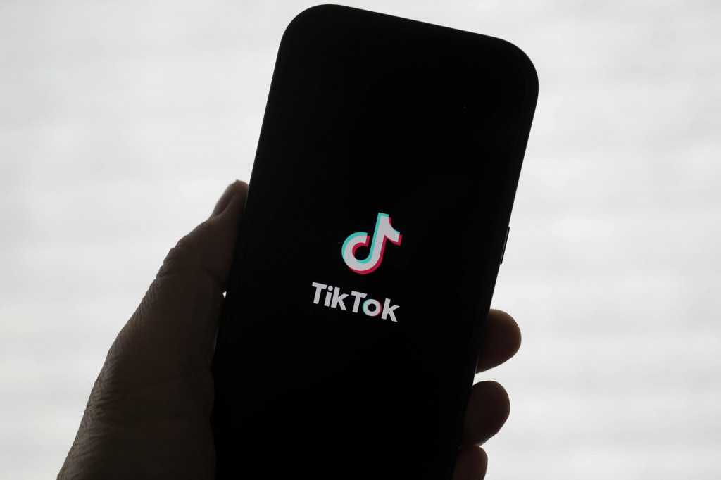 Logo TikToku na displeji telefónu. FOTO: TASR/AP
