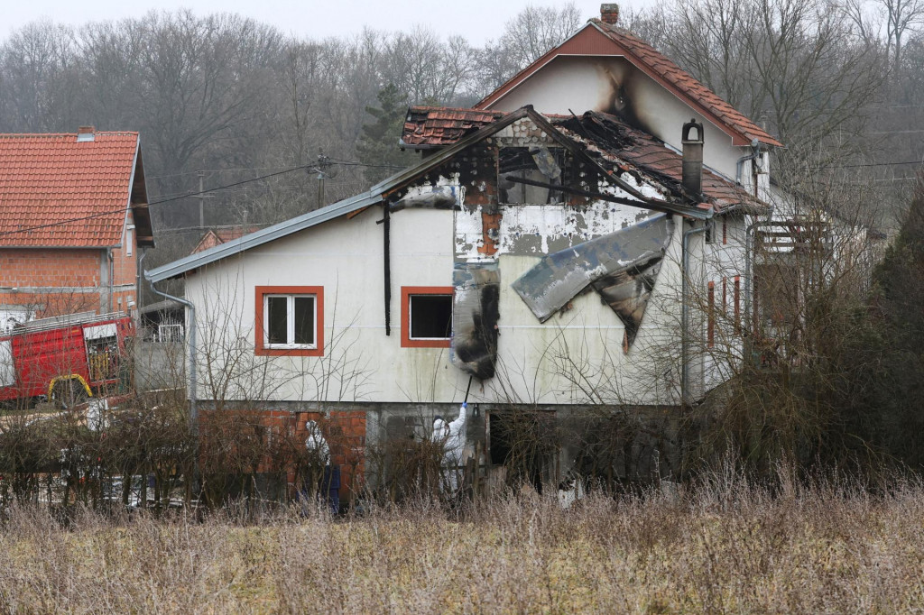 Pohotovostný personál zasahuje v poškodenom opatrovateľskom dome na predmestí srbskej metropoly Belehrad, kde vypukol požiar. FOTO: Reuters