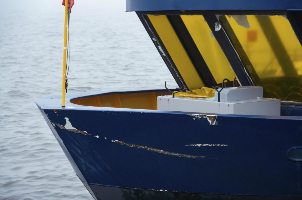 Poškodený trajekt Övelgönne po zrážke s nákladným člnom, ku ktorej došlo na rieke Labe počas hustej hmly v prístavnom meste Hamburg na severe Nemecka. FOTO: TASR/AP