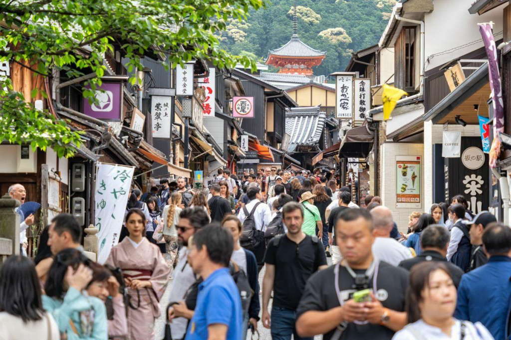Obľúbenosť destinácií ako Tokio či Kjóto si však vyberá svoju daň. Najmä v druhej menovanej destinácii sa pre enormné davy ľudí v historických častiach doslova ťažko hýbe. FOTO: Shutterstock