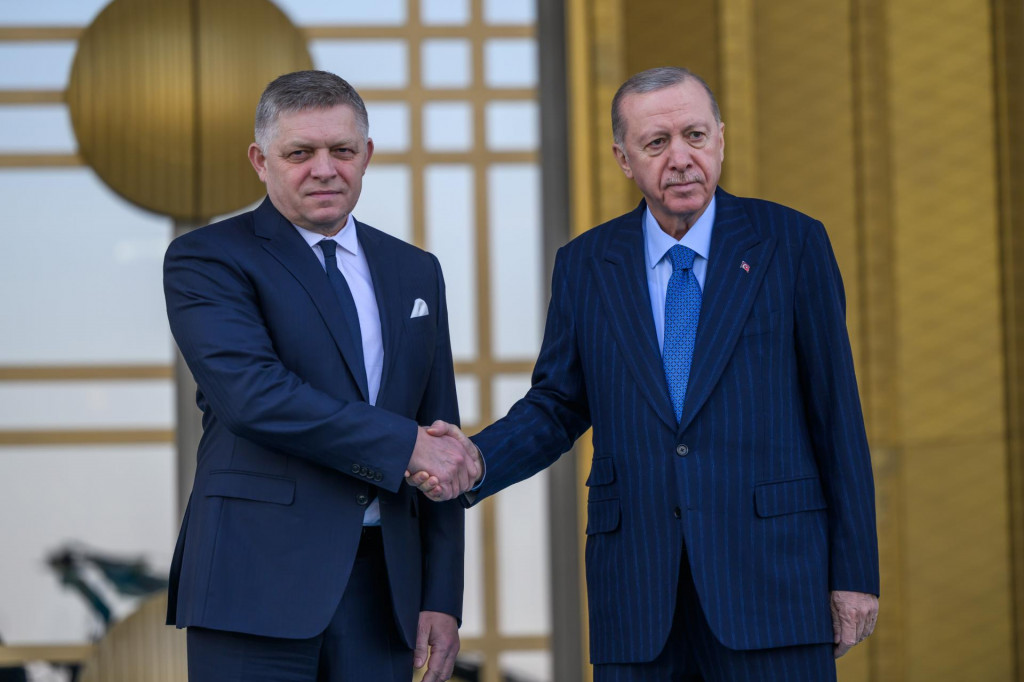 Na snímke zľava premiér Robert Fico a turecký prezident Recep Tayyip Erdogan si podávajú ruky počas uvítacej ceremónie v Ankare. FOTO: TASR/Jaroslav Novák