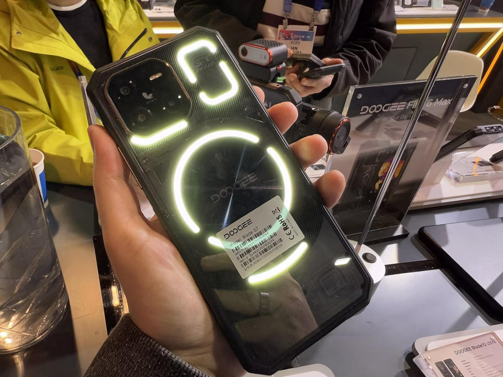 Aspoň nejaká pridaná hodnota modelu Blade GT tkvie v tom, že ide o odolný model, ktorý spĺňa certifikácie IP68 a IP69K, čo znamená odolnosť proti prachu a vode vrátane sústredeného silného prúdu vody. Ďalej je tu aj armádna certifikácia odolnosti MIL-STD-810H FOTO: Ondřej Martinů, Mobil.idnes.cz