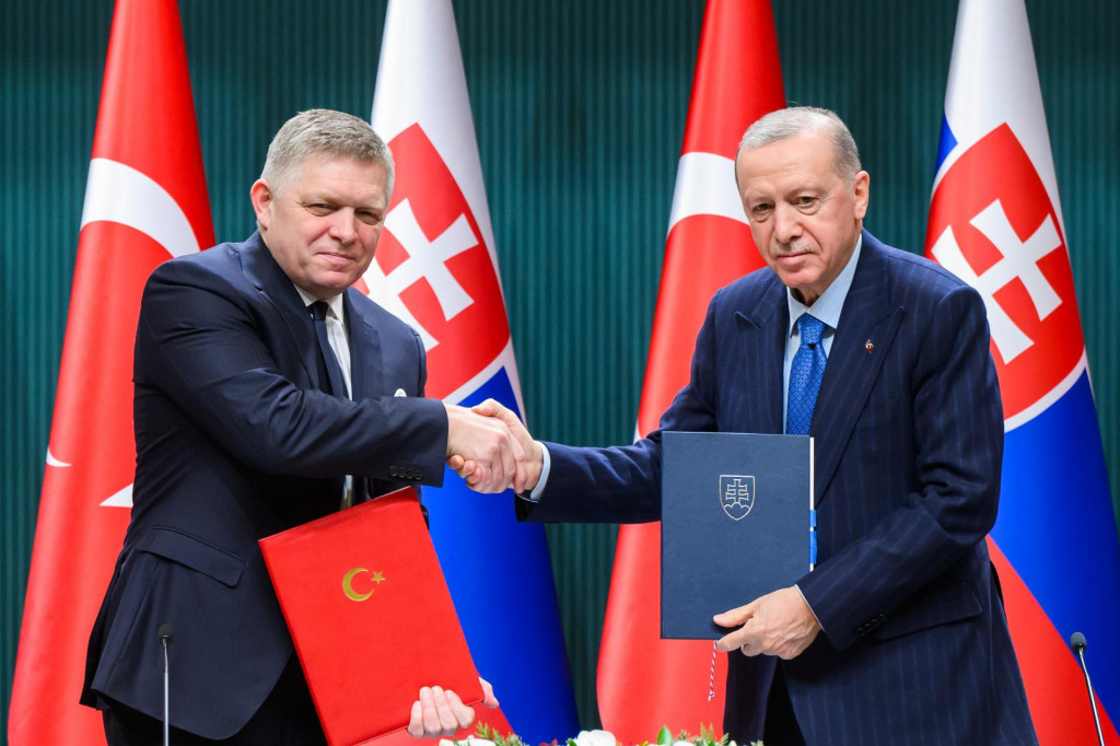 V Ankare sa premiér Robert Fico stretol s prezidentom Recepom Tayyipom Erdoganom. FOTO: TASR/J. Novák