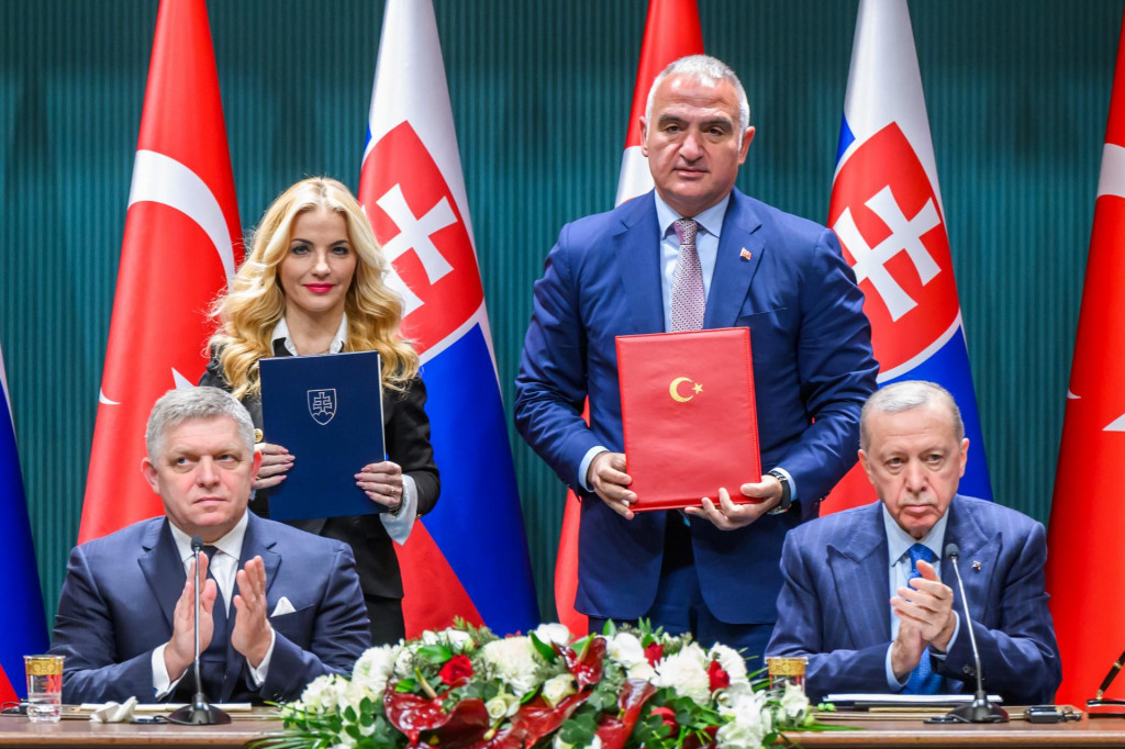 Na snímke prvý zľava premiér Robert Fico (Smer), prvý sprava turecký prezident Recep Tayyip Erdogan, druhá zľava ministerka kultúry Martina Šimkovičová (nominantka SNS) a druhý sprava turecký minister kultúry počas podpisu memoranda o porozumení medzi ministertvami kultúry SR a Turecka 2025-2029 v Ankare. FOTO: TASR/Jaroslav Novák