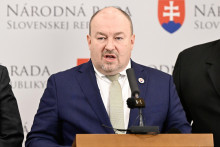 Na snímke poslanec Národnej rady (NR) SR a líder mimoparlamentnej strany Národná koalícia/Nezávislí kandidáti Rudolf Huliak (SNS) počas tlačovej konferencie v Bratislave v utorok 1. októbra 2024. Huliak žiada o zmenu v názve poslaneckého klubu Slovenská národná strana. Chce ho v znení Slovenská národná strana - Národná koalícia/Nezávislí kandidáti. Myslí si, že poslanci pôsobiaci v Národnej koalícii sú sami zodpovední za svoje činy a musia za ne niesť následky bez vplyvu na SNS. FOTO TASR - Pavel Neubauer FOTO: Pavel Neubauer