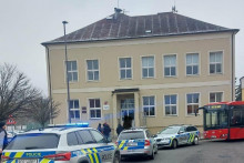 Českí policajti zasahovali na Základnej škole Rudolfov v Juhočeskom kraji. FOTO: X/ Policie ČR