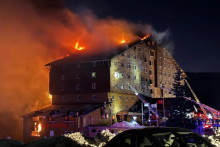 Hasiči zasahujú pri požiaru v hoteli v lyžiarskom stredisku Kartalkaya v provincii Bolu na severozápade Turecka. FOTO: TASR/AP/IHA
