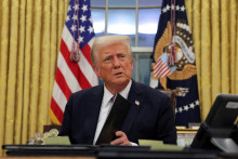 Americký prezident Donald Trump vo svojej Oválnej pracovni v Bielom dome. FOTO: REUTERS