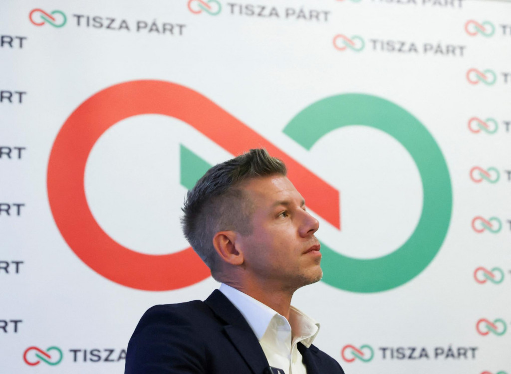 Péter Magyar v snahe osloviť nových voličov cestuje po maďarských regiónoch. Fotografia z 11. decembra ho zachytáva počas mítingu v Balatonszemesi. FOTO: Reuters