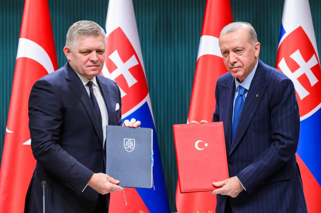 Na snímke vpravo turecký prezident Recep Tayyip Erdogan a vľavo predseda vlády SR Robert Fico po podpise dokumentu o strategickom partnerstve v Ankare 20. januára 2025.

FOTO: TASR/J. Novák
