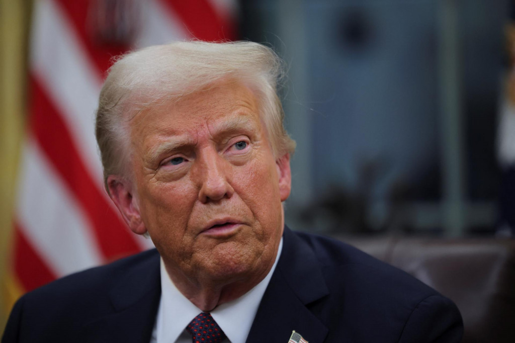 Americký prezident Donald Trump pri podpise dokumentov v Oválnej pracovni v Bielom dome. FOTO: Reuters