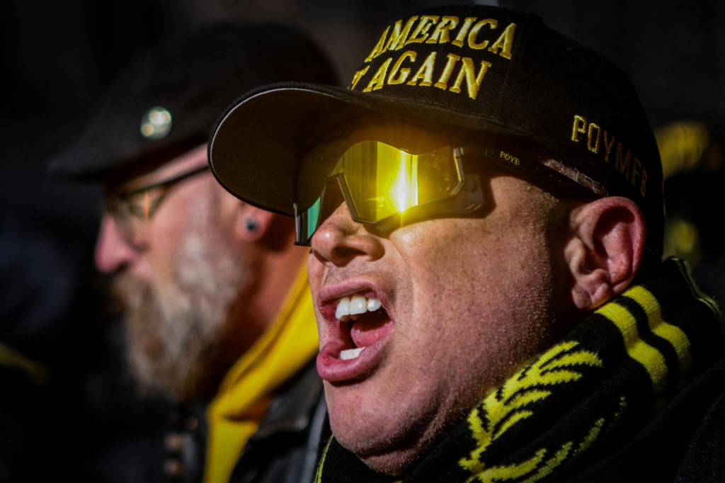 Člen krajne pravicovej strany Proud Boys reaguje v deň inaugurácie amerického prezidenta Donalda Trumpa. FOTO: REUTERS