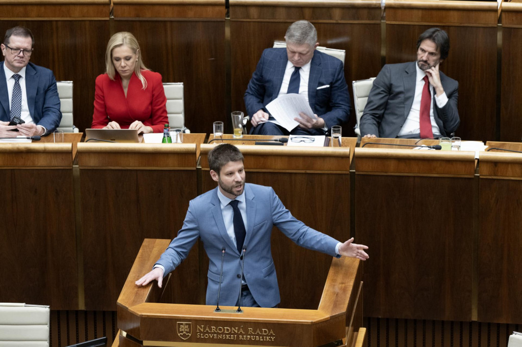 Poslanec NR SR Michal Šimečka (Progresívne Slovensko) hovorí počas mimoriadnej schôdze k opozičnému návrhu na vyslovenie nedôvery vláde. FOTO: TASR/Pavel Neubauer