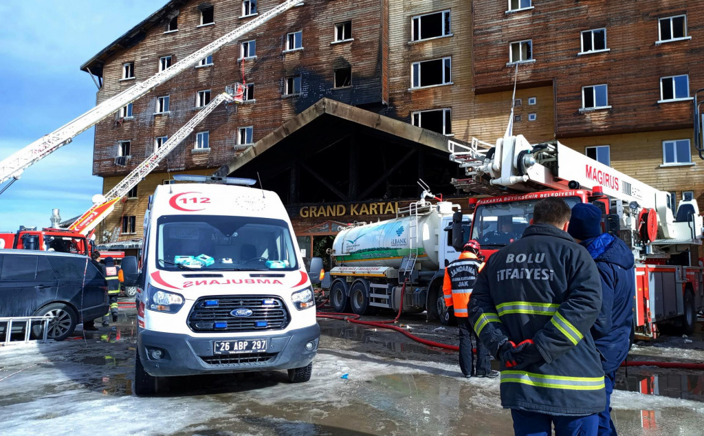 Hasiči pracuj&uacute; na hasen&iacute; požiaru v hoteli v lyžiarskom stredisku Kartalkaya v provincii Bolu v Turecku. FOTO: Reuters