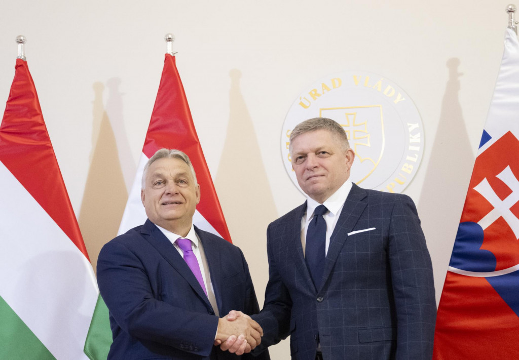 Na sn&iacute;mke zľava maďarsk&yacute; premi&eacute;r Viktor Orb&aacute;n a premi&eacute;r SR Robert Fico (Smer-SD) sa v&iacute;taj&uacute; počas stretnutia v Bratislave v utorok 21. janu&aacute;ra 2025. FOTO: TASR/M. Baumann