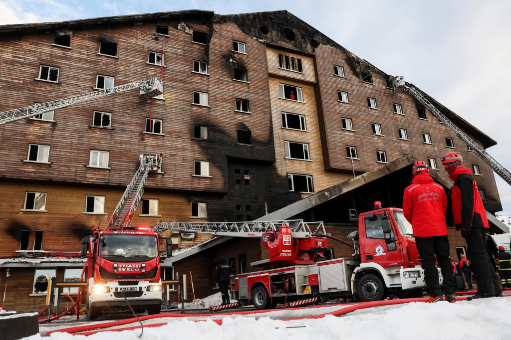 Hasičom sťažovalo prácu aj to, že hotel stojí na svahu a je len ťažko prístupný. FOTO: REUTERS