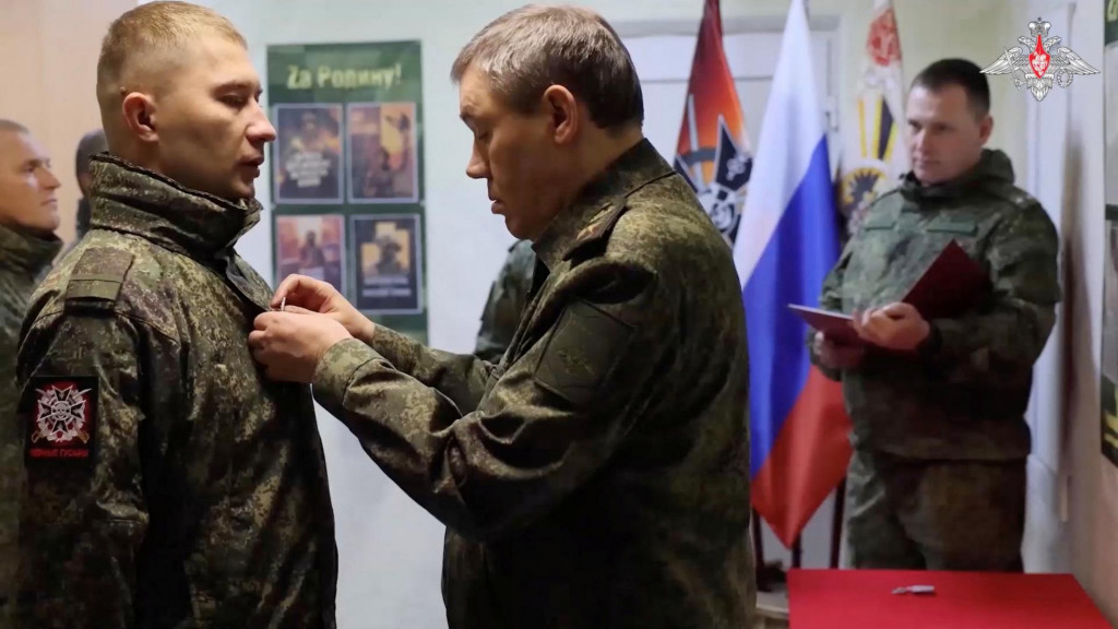 Ministerstvo spresnilo, že Gerasimov navštívil tankovú divíziu a motorizovanú streleckú brigádu bojujúcu blízko tohto mesta. FOTO: REUTERS