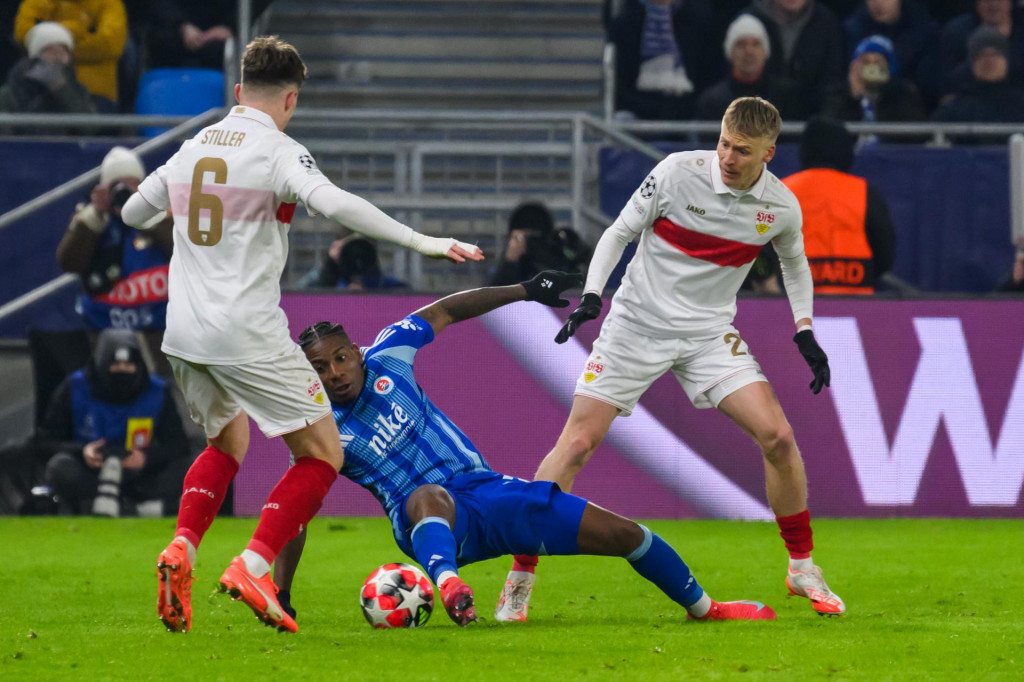 Zľava Angelo Stiller (Stuttgart), Cesar Blackman (Slovan) a Chris Führich (Stuttgart) v zápase 7. kola ligovej fázy Ligy majstrov vo futbale ŠK Slovan Bratislava - VfB Stuttgart. FOTO: TASR/Jaroslav Novák
