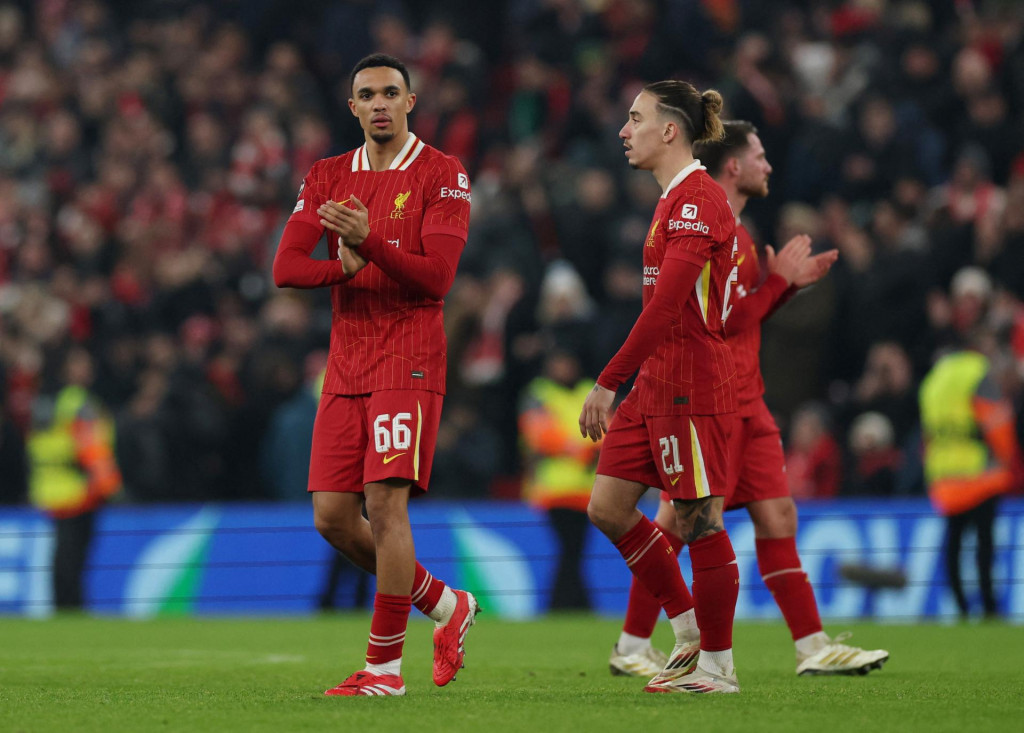 Trent Alexander-Arnold z Liverpoolu po zápase tlieska fanúšikom. FOTO: REUTERS