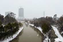 Sneženie v štáte Texas spôsobilo pozastavenie premávky na viacerých diaľniciach a letiskách. FOTO: Reuters