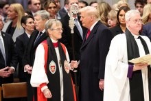 Americký prezident Donald Trump a biskupka Mariann Buddeová. FOTO: Reuters