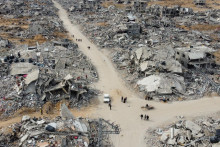 Pohľad z dronu ukazuje palestínske domy a budovy ležiace v ruinách v Rafahu v južnom Pásme Gazy. FOTO: Reuters