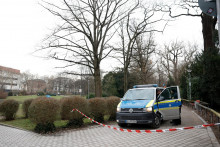 Nemecká polícia zabezpečuje park v Aschaffenburgu, v ktorom zahynuli pri útoku nožom dvaja ľudia. FOTO: Reuters