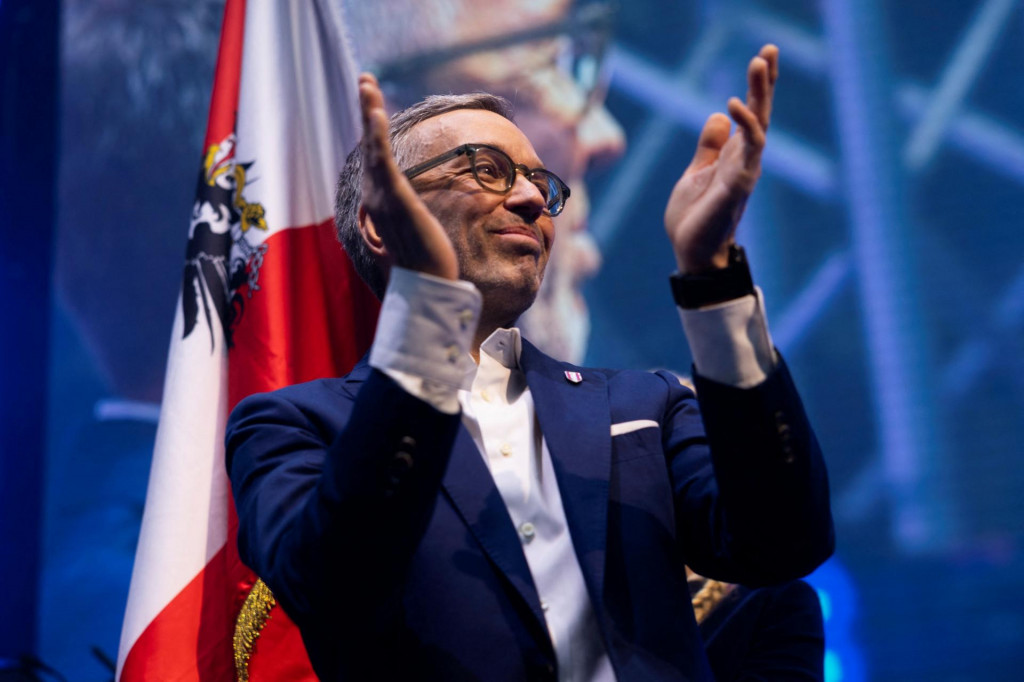 L&iacute;der krajne pravicovej Slobodnej strany Rak&uacute;ska Herbert Kickl sa zrejme stane bud&uacute;cim kancel&aacute;rom. FOTO: Reuters/L. Leutner