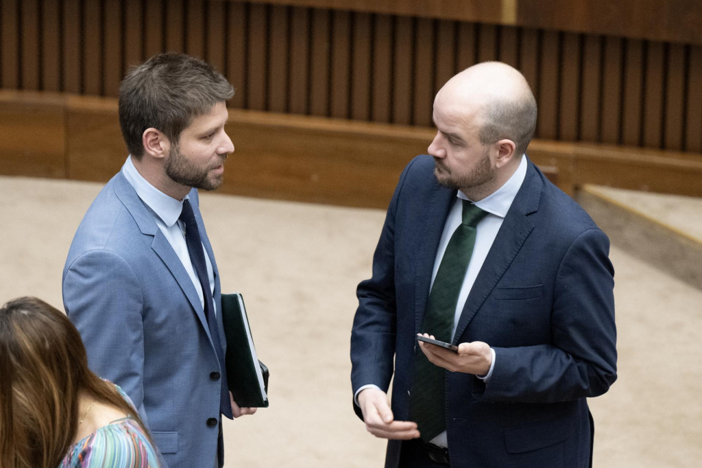 Zľava poslanci Michal Šimečka a Martin Dubéci (obaja Progresívne Slovensko). FOTO: TASR/Pavel Neubauer