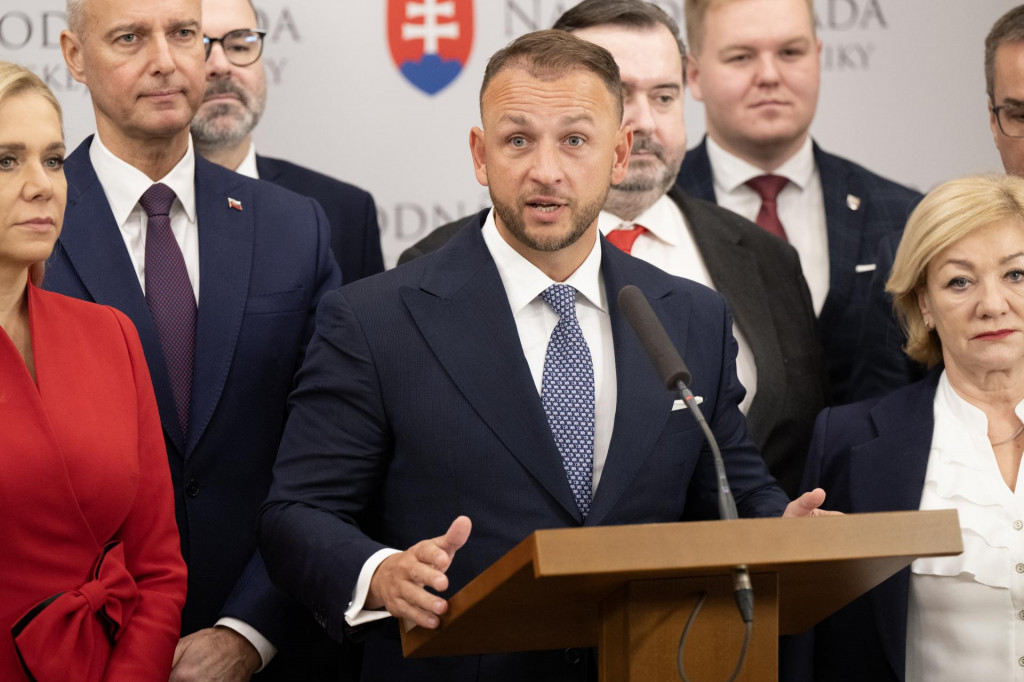 Predseda koaličnej strany Hlas-SD a minister vnútra Matúš Šutaj Eštok (uprostred). FOTO: TASR/Pavel Neubauer