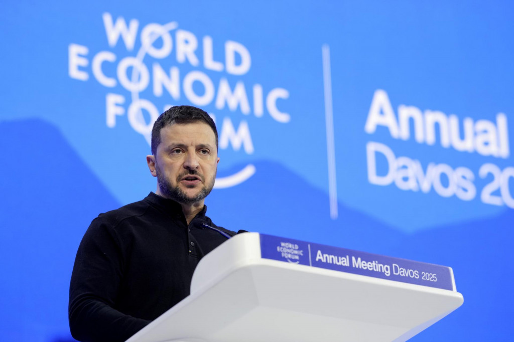 Ukrajinský prezident Volodymyr Zelenskyj vystupuje na zasadnutí Svetového ekonomického fóra (WEF) vo švajčiarskom Davose. FOTO: TASR/AP