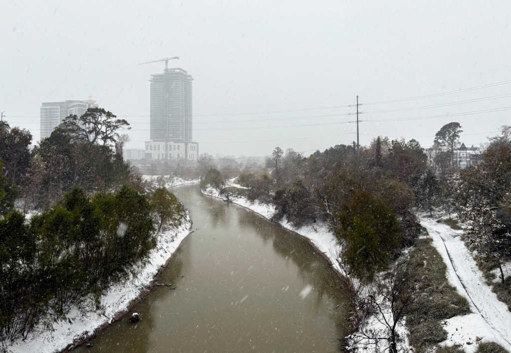 Sneženie v štáte Texas spôsobilo pozastavenie premávky na viacerých diaľniciach a letiskách. FOTO: Reuters