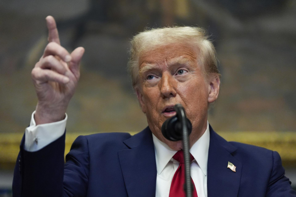 Americký prezident Donald Trump hovorí počas brífingu v Bielom dome vo Washingtone. FOTO: TASR/AP
