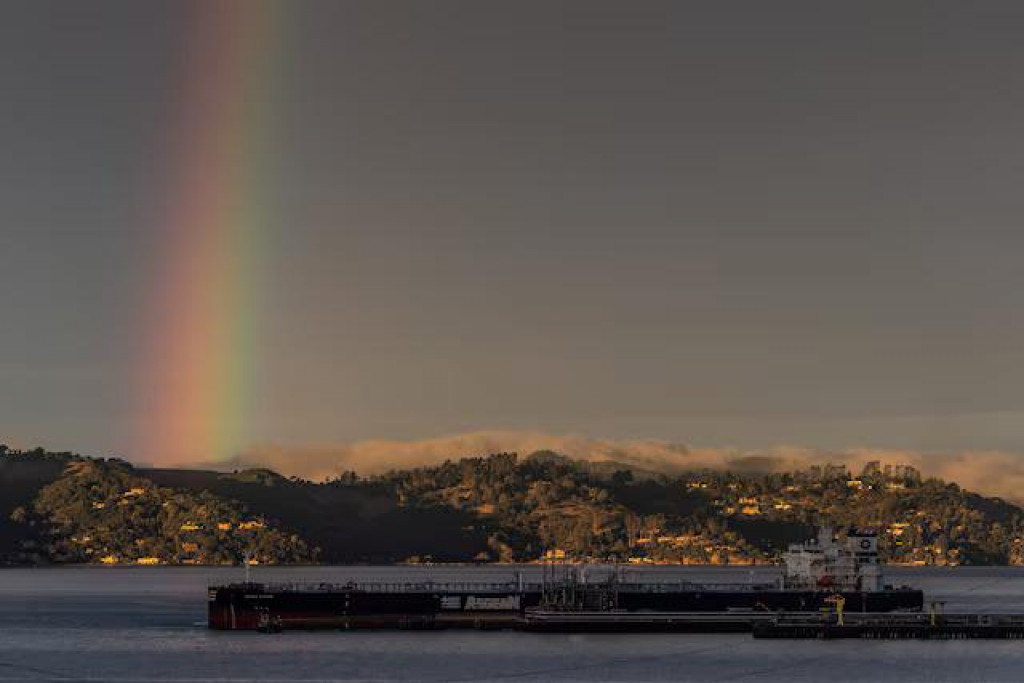 Nad ropným tankerom Green Azure, ktorý kotví v rafinérii Chevron Richmond v Richmonde v Kalifornii sa objavila dúha. FOTO: Reuters