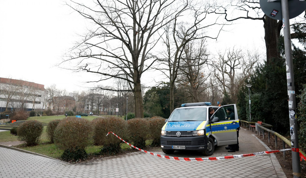 Nemecká polícia zabezpečuje park v Aschaffenburgu, v ktorom zahynuli pri útoku nožom dvaja ľudia. FOTO: Reuters