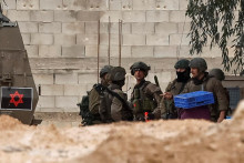 Izraelskí vojaci operujú počas izraelského náletu v tábore Džanín na Izraelom okupovanom Západnom brehu Jordánu. FOTO: Reuters